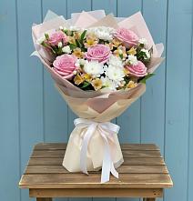Букет цветов из:  Гвоздики, Орхидеи и Розы в Тавричанка