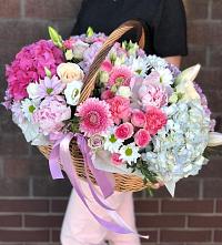 Цветочная композиция из Розы, Хризантемы, Пионы и Лизиантусы в корзине в Тавричанка