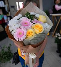 Букет цветов из:  Герберы, Розы и Хризантемы в Тавричанка
