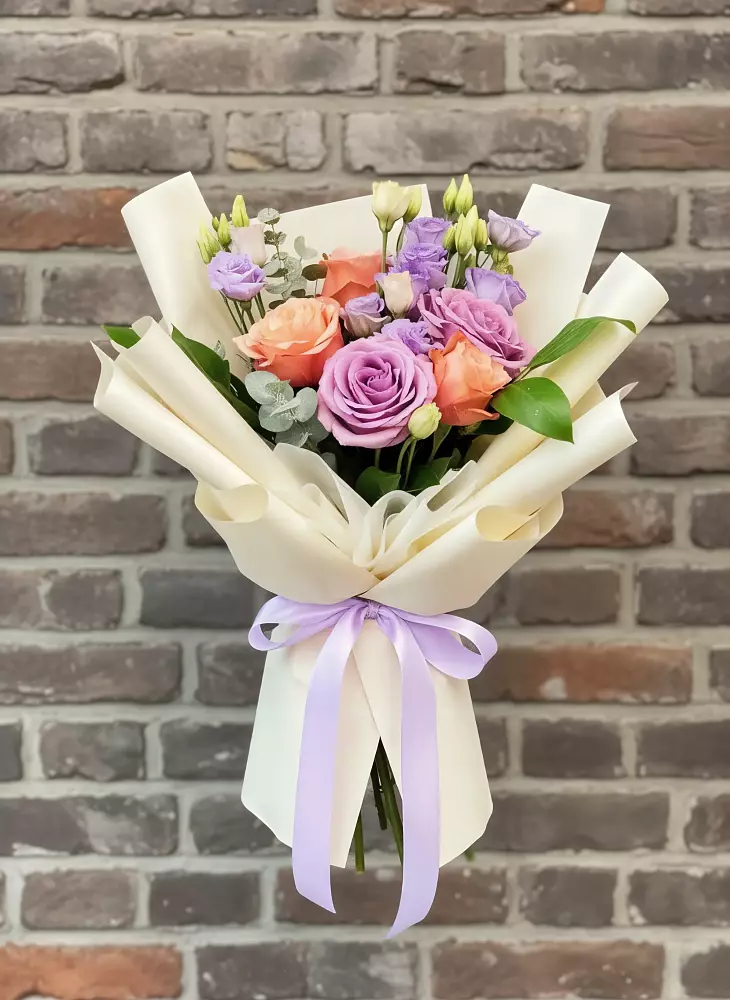 Букет цветов из: Лизиантусы и Розы в Тавричанка