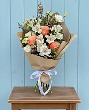 Букет цветов из:  Альстромерии, Лизиантусы, Розы и Хризантемы в Тавричанка