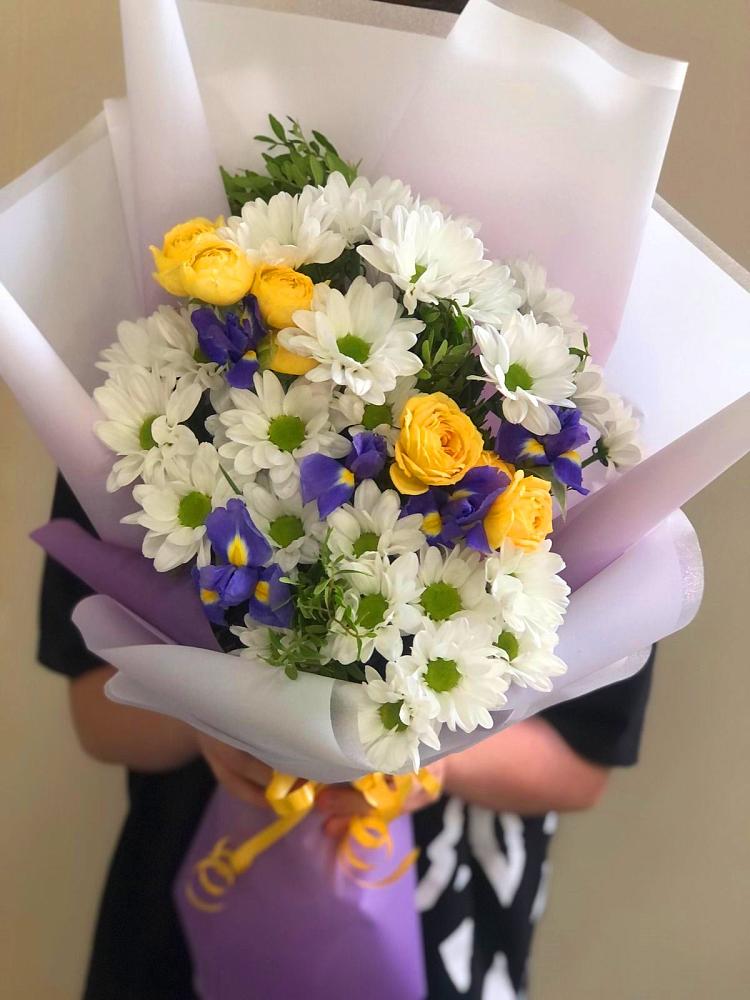Букет цветов из: Ирисы, Хризантемы и Розы в Тавричанка