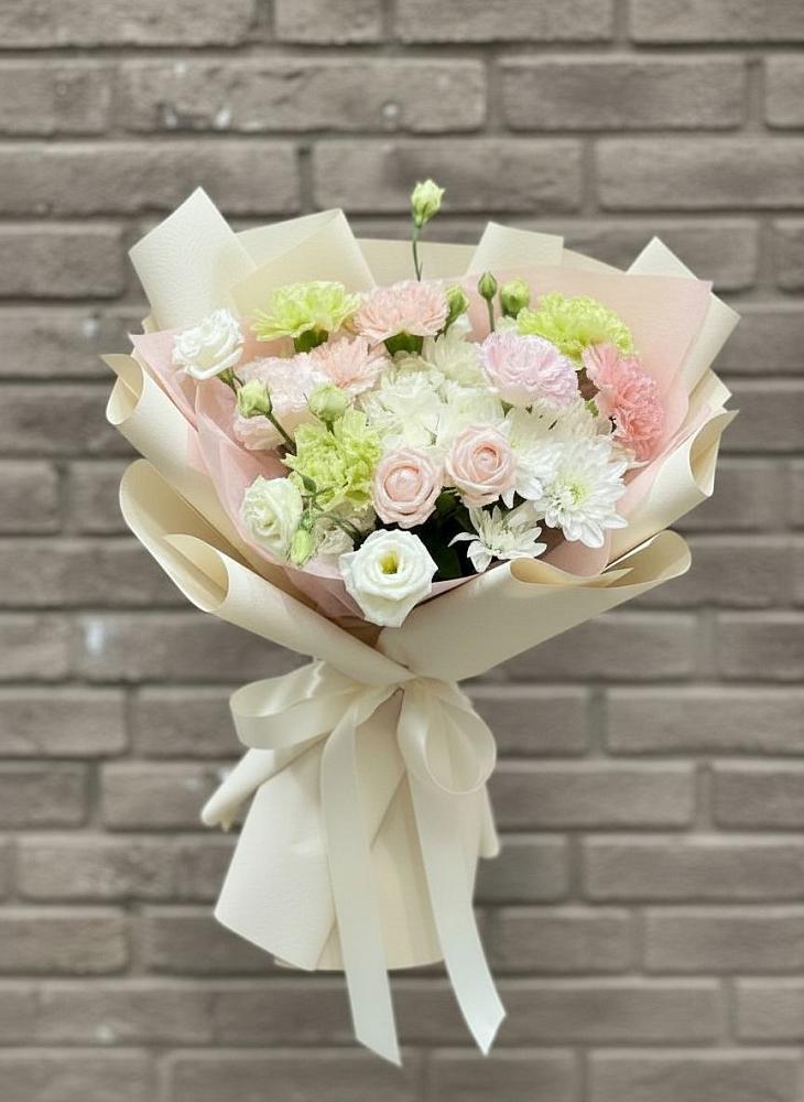 Букет цветов из: Гвоздики, Розы, Лизиантусы и Хризантемы в Тавричанка