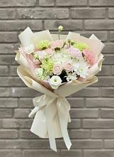 Букет цветов из:  Гвоздики, Розы, Лизиантусы и Хризантемы #REPLACE_PRED# Тавричанка