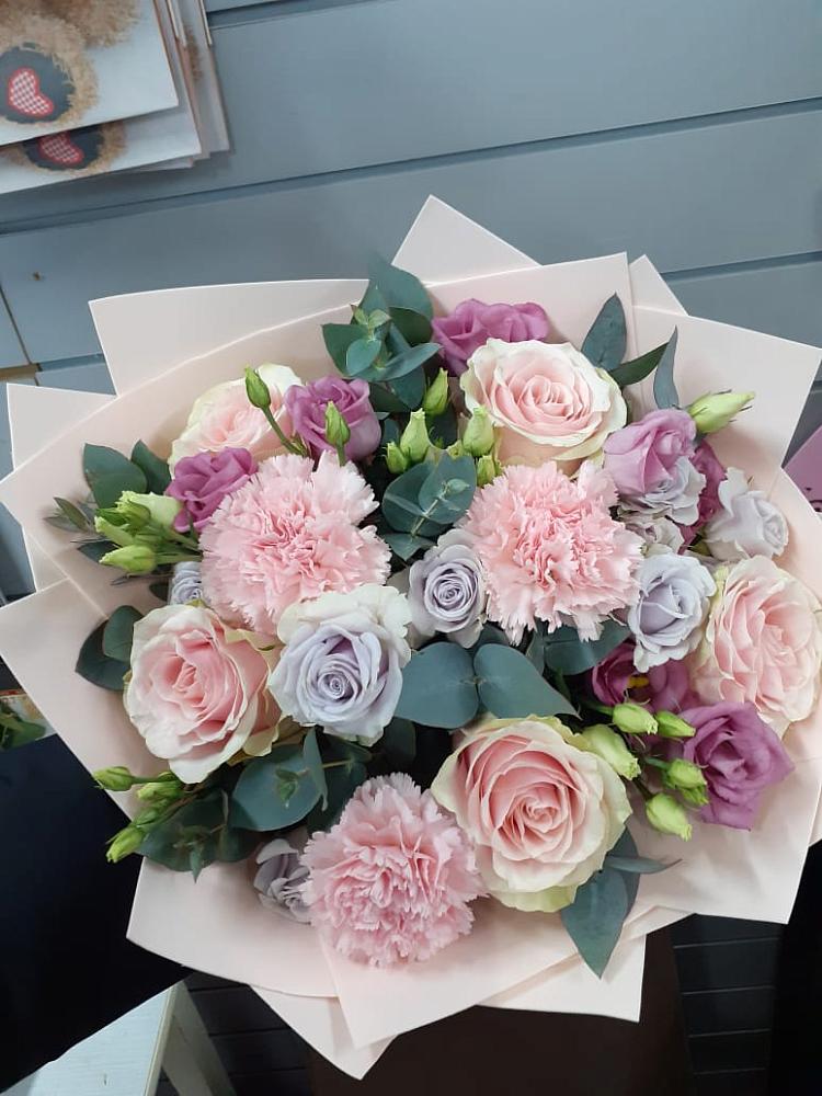 Букет цветов из: Розы, Гвоздики и Лизиантусы в Тавричанка