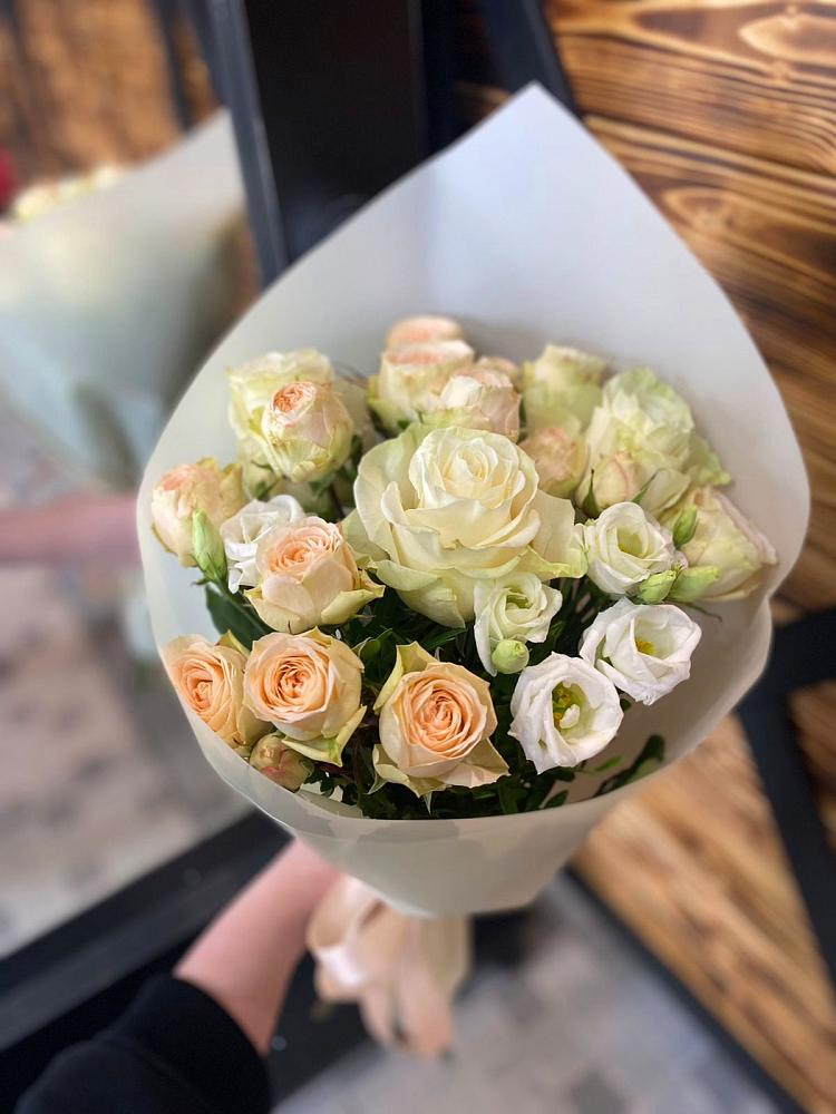 Букет цветов из: Розы и Лизиантусы в Тавричанка